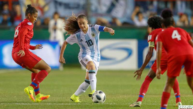 Las mujeres futbolistas sufren menos lesiones que los hombres: Por Isabel Lantigua
