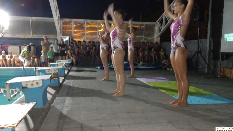 El LTCE llevó a cabo un gran show de natación artística y exhibición de natación del “Club de Verano”, en una noche particular