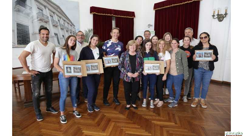 Las Campeonas del Torneo Interasociaciones de Básquet, Categoría U 14 fueron recibida por la Intendente Municipal.