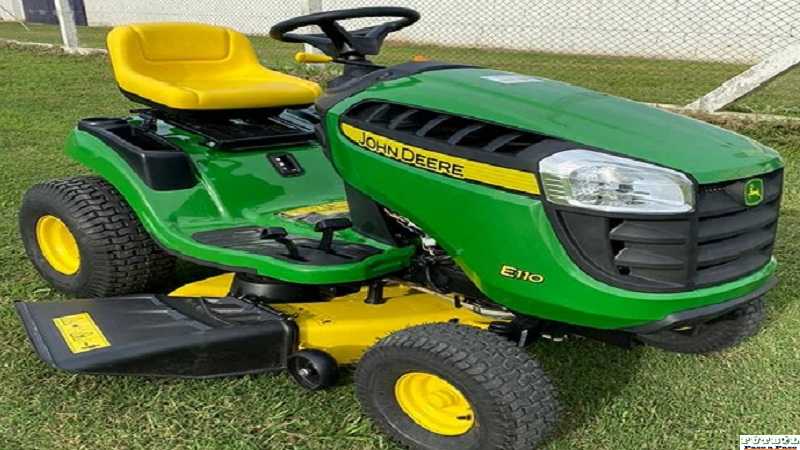 El Club Domingo Faustino Sarmiento  adquirió un tractor para cortar el césped