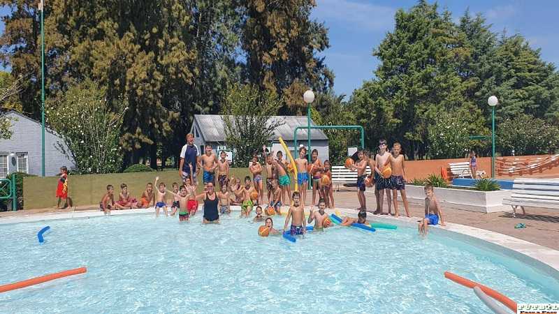 Básquet y pileta: los chicos se divierten en el Polideportivo de Alma Juniors