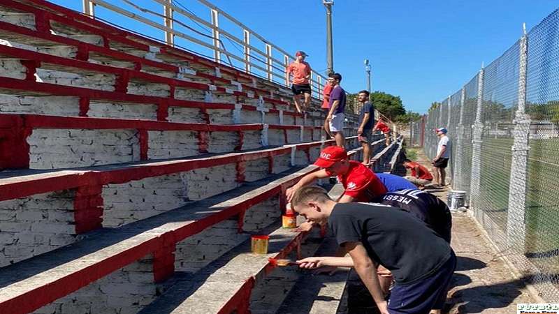 Los fútbolistas del Club Bme Mitre pintaron las tribunas 