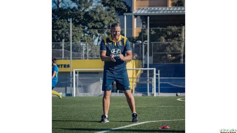 Alejandro "Dili" Trionfini saluda a sus colegas los estrenadores del fútbol
