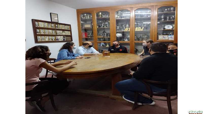 Rodrigo Müller entregó el premio a la Asociación Deportiva Juventud, el club ganador del primer Torneo Virtual de Fútbol Esperancino