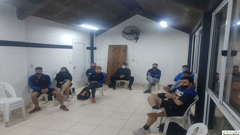 Entrenadores de Alma Juniors se capacitan en el uso del desfibrilador automático