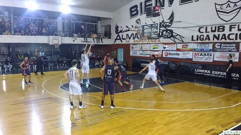 Este miércoles Almagro volvió a la victoria, ganándole a Regatas Coronda,