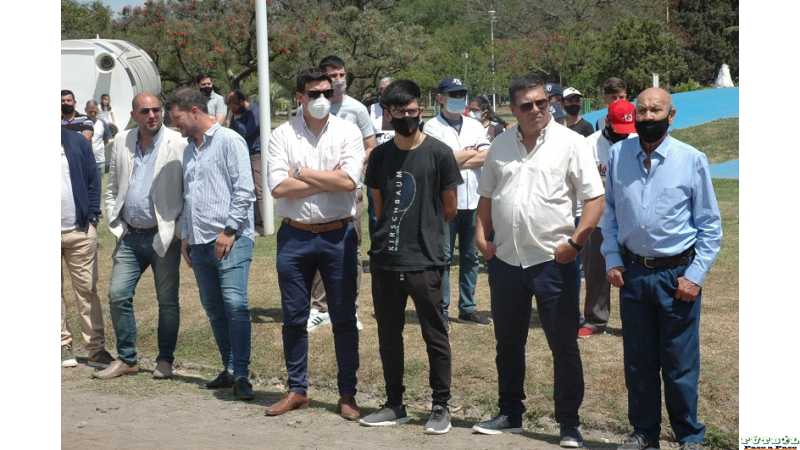 Municipalidad invito a entidades ,deportistas,periodistas deportivos a la plantación de árboles autóctonos en " El paseo de los deportes"(36 FOTOS)