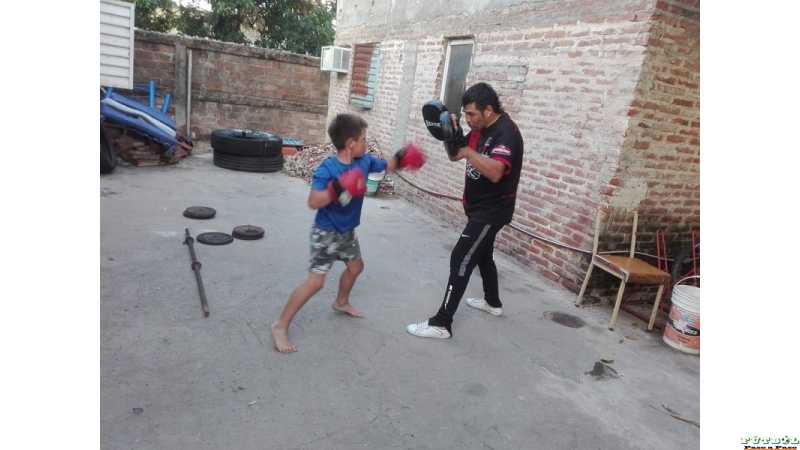 Torito Paniagua enseña boxeo a los que quieren aprender tecnicas  VER 8 FOTOS 