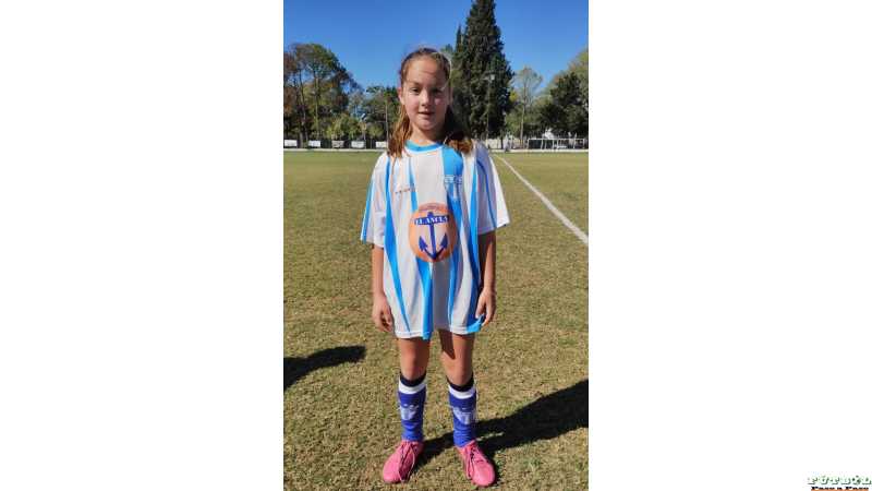 Clarita Alemandri se ha transformado en la primera mujer en vestir la camiseta santa en un partido en el estadio principal.
