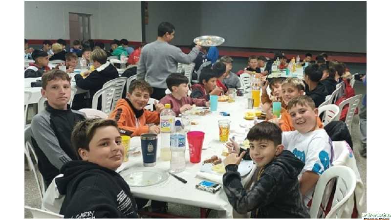 Cena para los chicos de inferiores del Club Juventud Unida de Humboldt (VER 7 FOTOS)