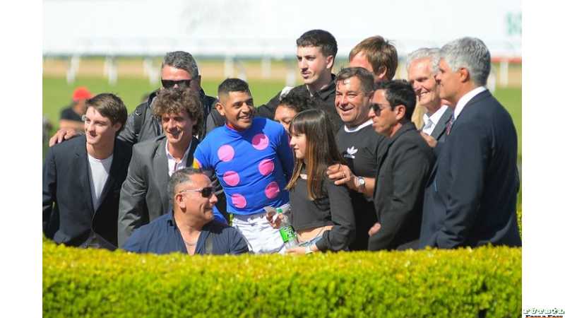 BRIAN ENRIQUE. fue la figura destacada entre los profesionales en el viernes porteño, cosechando un buen triplete.