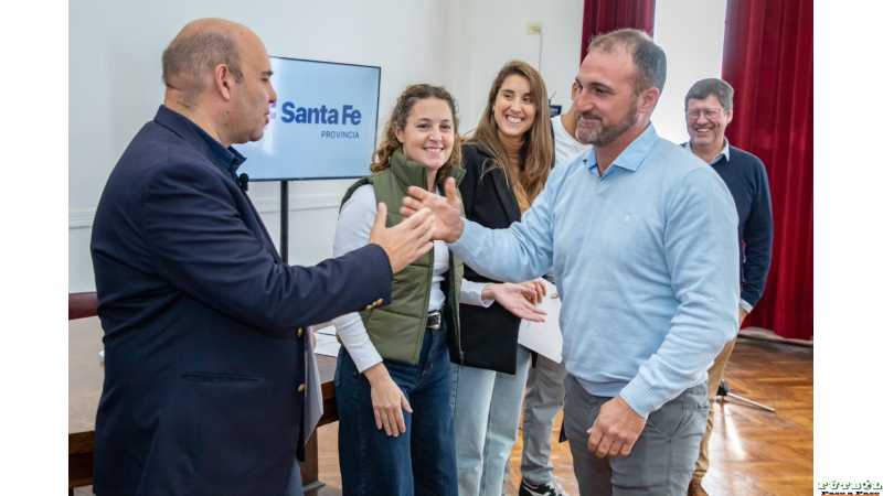 Club Defensores del Oeste recibió aporte económico para obras finales del Gimnasio