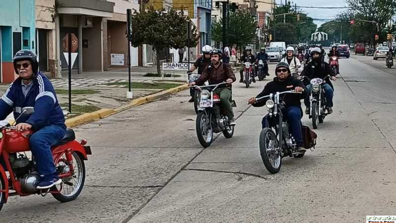 Galvez 2da. MOVIDA INTERDEPARTAMENTAL DE MOTOS ANTIGUAS ( ver nota y fotos)