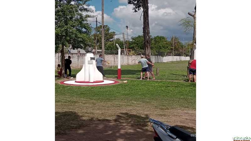 Destacable accionar de padres Cat. 2020 por embellecer espacios de la Escuelita de Fútbol del Club Mitre.11 FOTOS