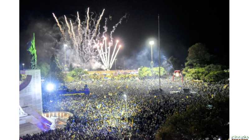 Bajo una multitud, Rosario Central festejó en el Monumento a la Bandera la Supercopa Internacional