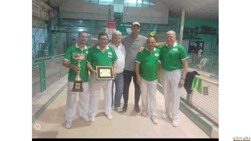 Nestor Iñigues y Andrés Eberhardt junto a Victor Casaniga y José Rey campeones Argentino de bocha grande Felicitaciones, representantes de la asociación esperancina de bochas