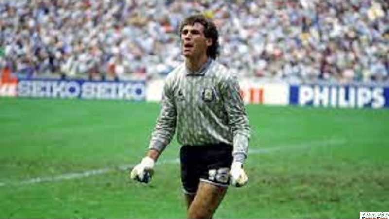 La Liga Santafesina tomó la iniciativa de homenajear a Nery Alberto Pumpido poniendo su nombre como cabecera en su predio.