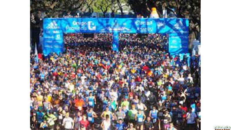 Un keniata ganó la 37a. Maratón de Buenos Aires, pero la nota la dio un argentino, con una historia muy particular