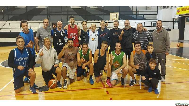 Veteranos del básquet de Alma Juniors jugaron partidos y recordaron buenos momentos