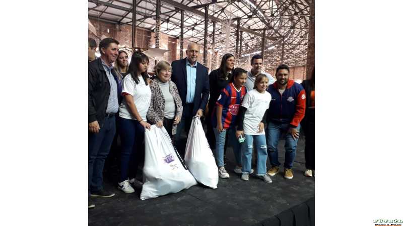 El Gobernador entregó kits de entrenamiento a clubes de fútbol femenino recibio Esperanza Fútbol Club