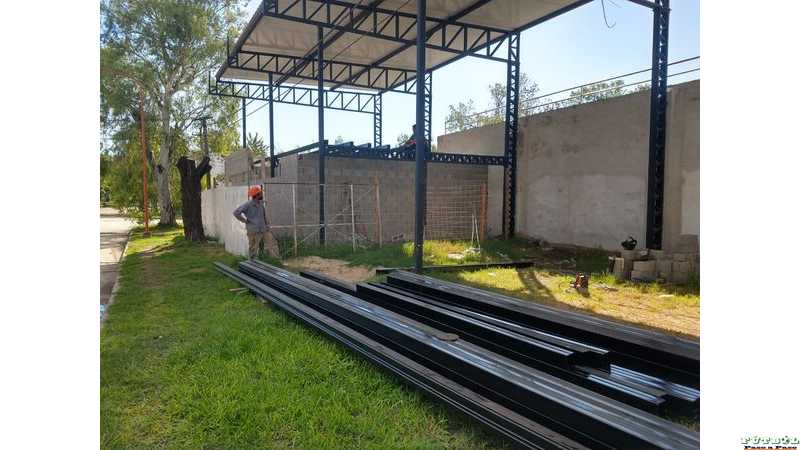 Club San Lorenzo Instalación de vigas entrepiso del Gimnasio y colocación de perfiles para cerramiento(VER 5 FOTOS)
