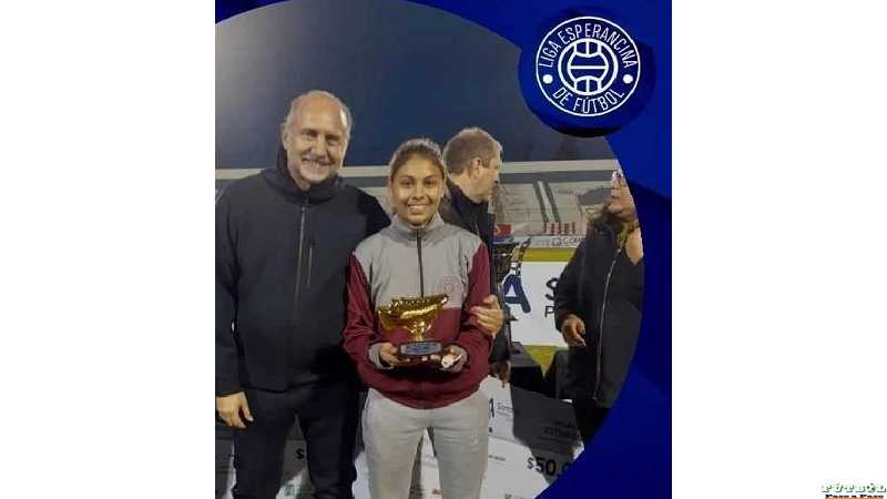 Agostina Alegre, jugadora de nuestro selectivo, fue premiada cómo la máxima goleadora de la Copa Santa Fe femenina 2022
