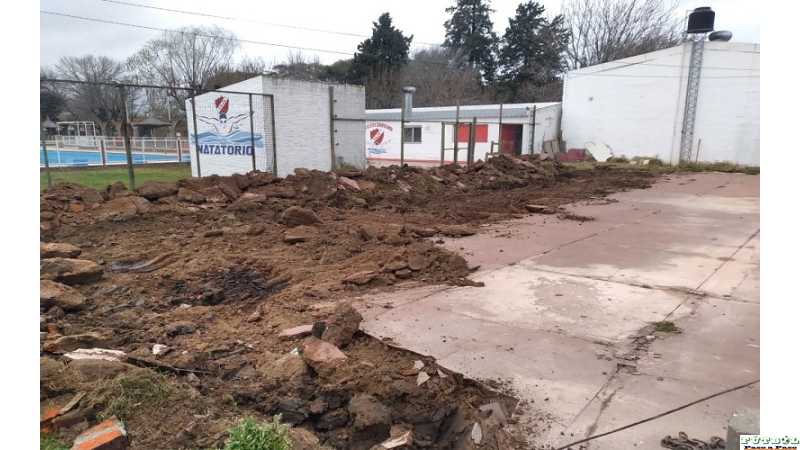 Se comenzó hoy lunes a construir el natatorio Climatizado en el Club Juv Unida de Humboldt ( ver 6 fotos)