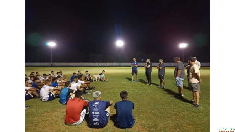 Comenzó la pretemporada del fútbol mayor en la cancha principal.del Club Santa Clara (Ver 4 fotos)