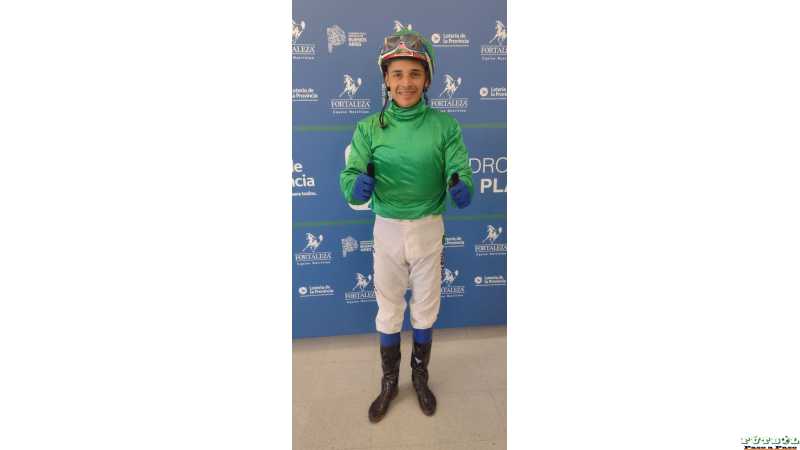 Brian Enrique 'El Picante' hoy martes en la cuarta llevó al triunfo Al Debutante