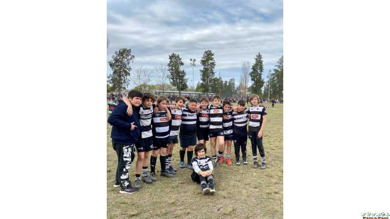 Encuentro de rugby infantil en el Polideportivo de Alma Juniors