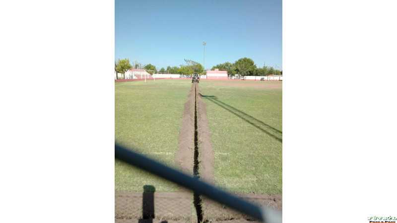 Club Juv Unida de Humboldt realiza instalaciones del riego artificial en su cancha principal